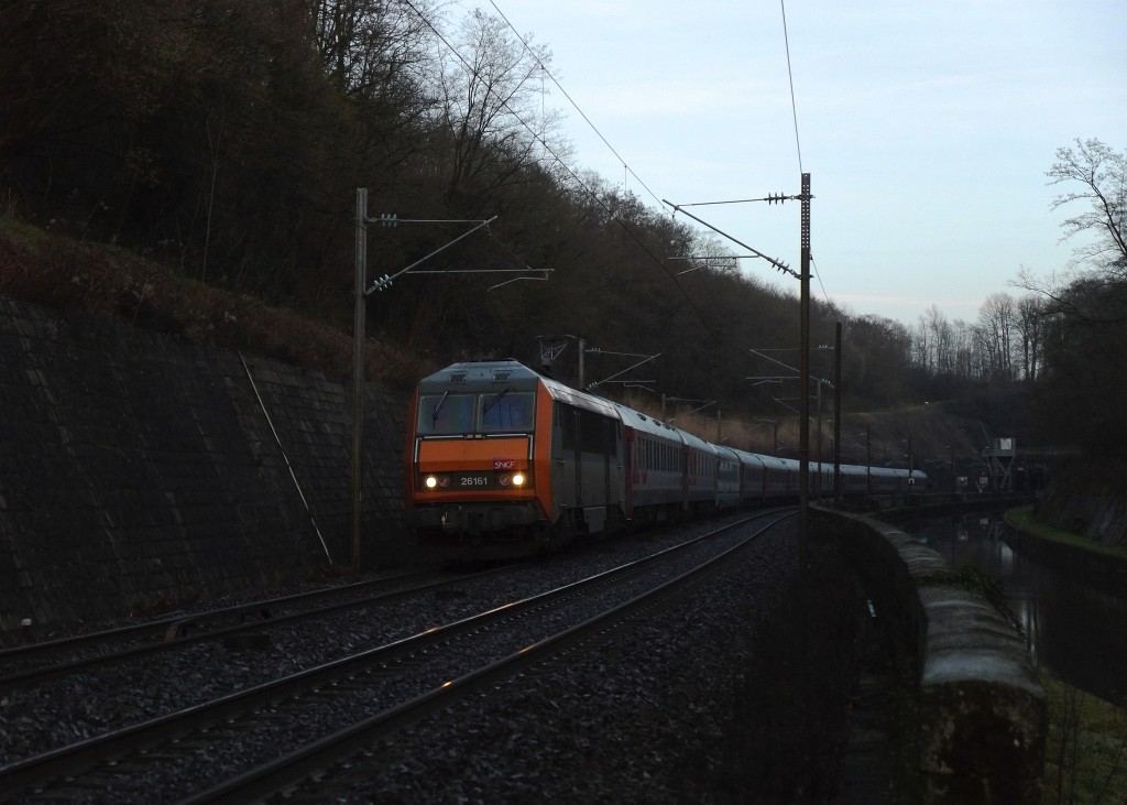 Ost-West-Express EN452=Moskau-Berlin-Paris. Der letzte durchgehende Zug von Moskau nach Paris im alten Jahr. Die SNCF BB 26161 ist dafür zuständig den Zug von Strasbourg durch die Vogesen und weiter nach Paris zu ziehen.
2013-12-30 Arzviller