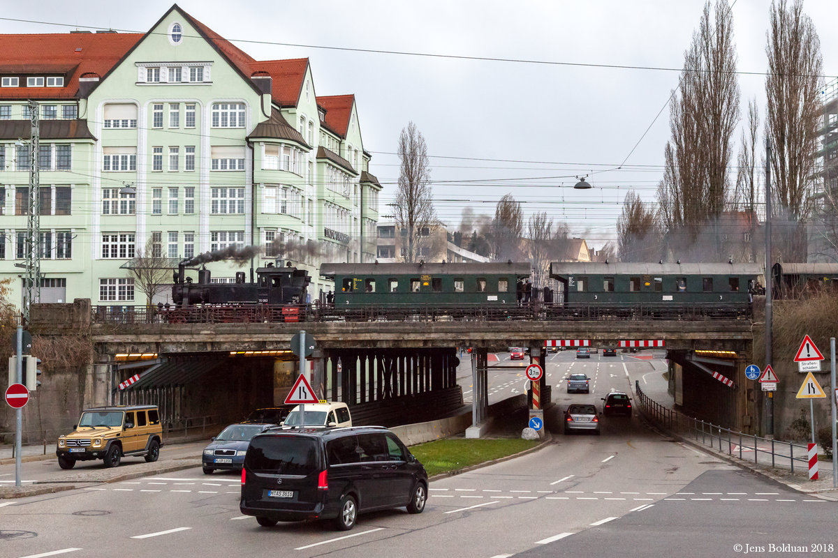 Osterdampffahrten des Bayerischen Localbahnvereins (BLV) am 01. April 2018 in München. 70 083 überquert gerade die Lindwurmstraße. Im Hintergrund der Lindwurmhof.