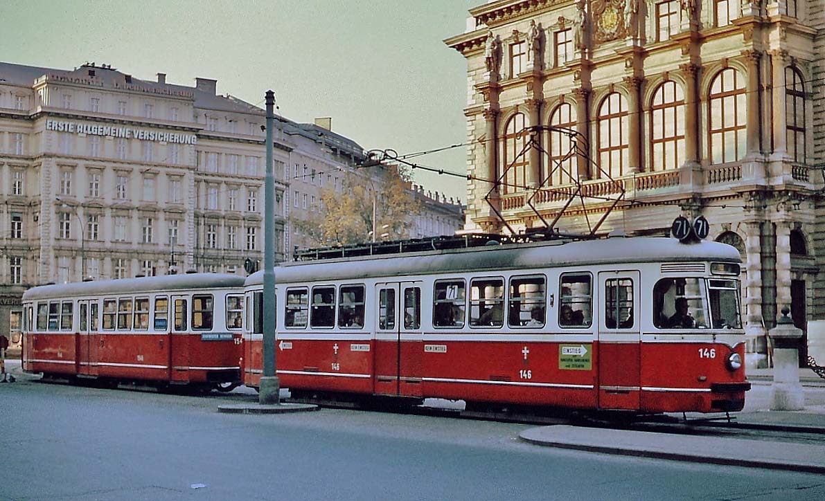 Ostern 1974 in Wien: Der am 21.06.1957 in Betrieb genommene C1 146 fährt auf der Linie 71 am Schwarzenbergplatz zum Zentralfriedhof. Er gehört zu einer Serie von 57 Triebwagen, die bis 1996 im Einsatz waren. Das Fahrzeug wurde nach seiner Außerdienststellung am 29.06.1996 nach Sarajevo abgegeben.