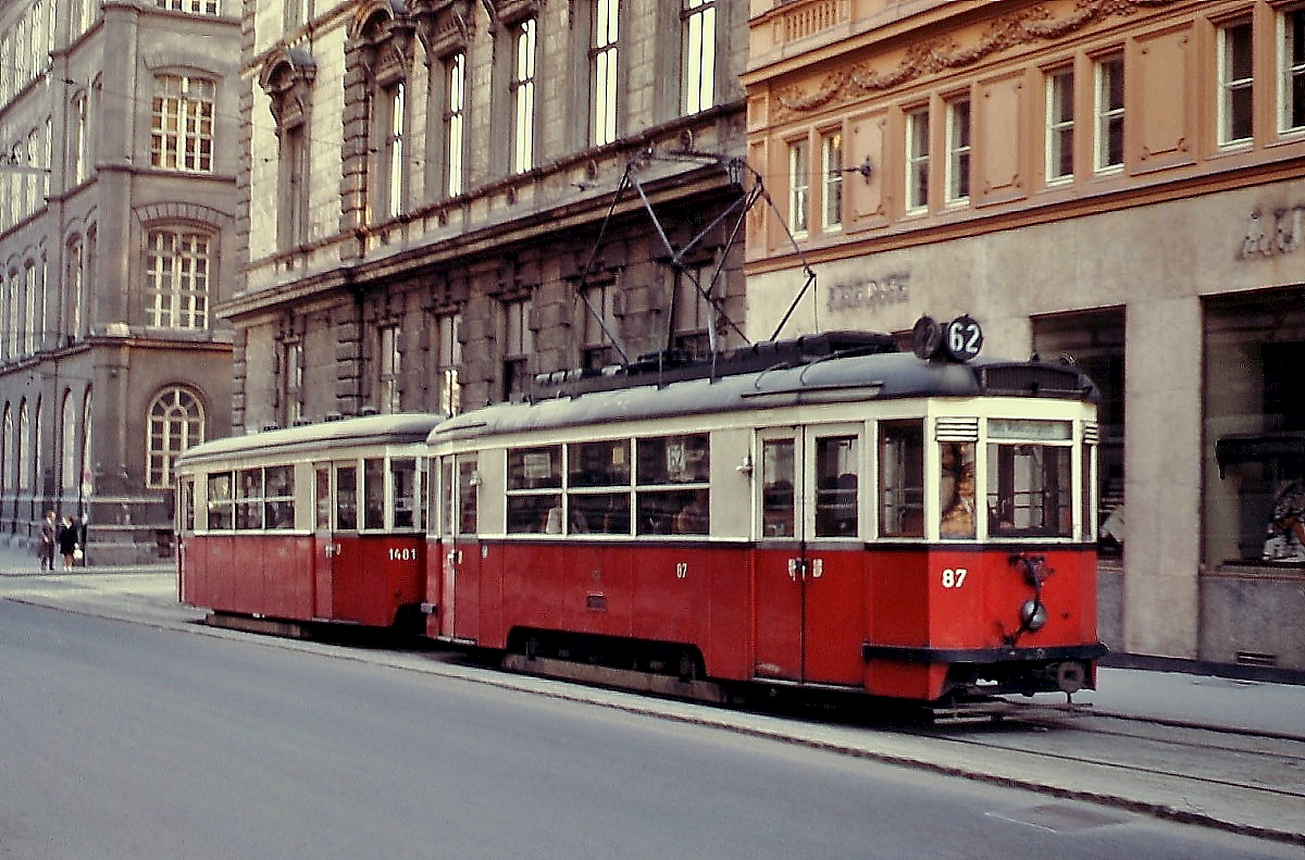 Ostern 1974 in Wien: Obwohl die  Achtfenstrigen  und die  Amerikaner  schon verschwunden waren, bot die Wiener Straßenbahn damals immer noch ein abwechslungsreiches Bild. Hier ist der am 28.12.1951 in Dienst gestellte und am 30.12.1974 ausgemusterte B 87 mit dem passenden Beiwagen b 1401 in der Nähe des Bahnhofes Landstraße zu sehen. Die Type B war die erste Nachkriegsbauart der Wiener Straßenbahn, die letzten Fahrzeuge wurden am 31.10.1979 planmäßig eingesetzt.