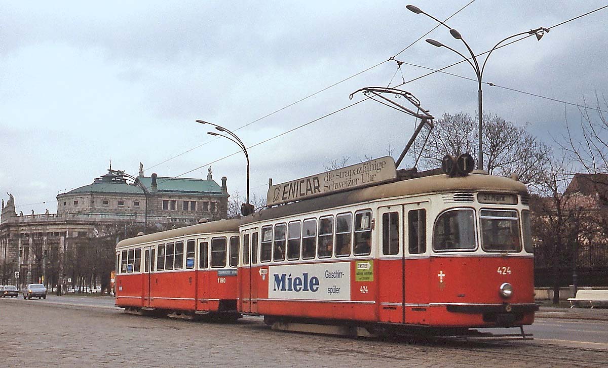 Ostern in Wien 1974: Die Triebwagen der Type T2 wurden auf Fahrgestellen ausgemusterter Triebwagen der Type T aufgebaut. Der abgebildete T2 424 stand vom 20.06.1956 bis zum 17.04.1981 im Dienst. Hier ist er mit einem c3-Beiwagen auf dem Universitätsring passenderweise als Linie T nach St. Marx zu sehen, im Hintergrund das Burgtheater.