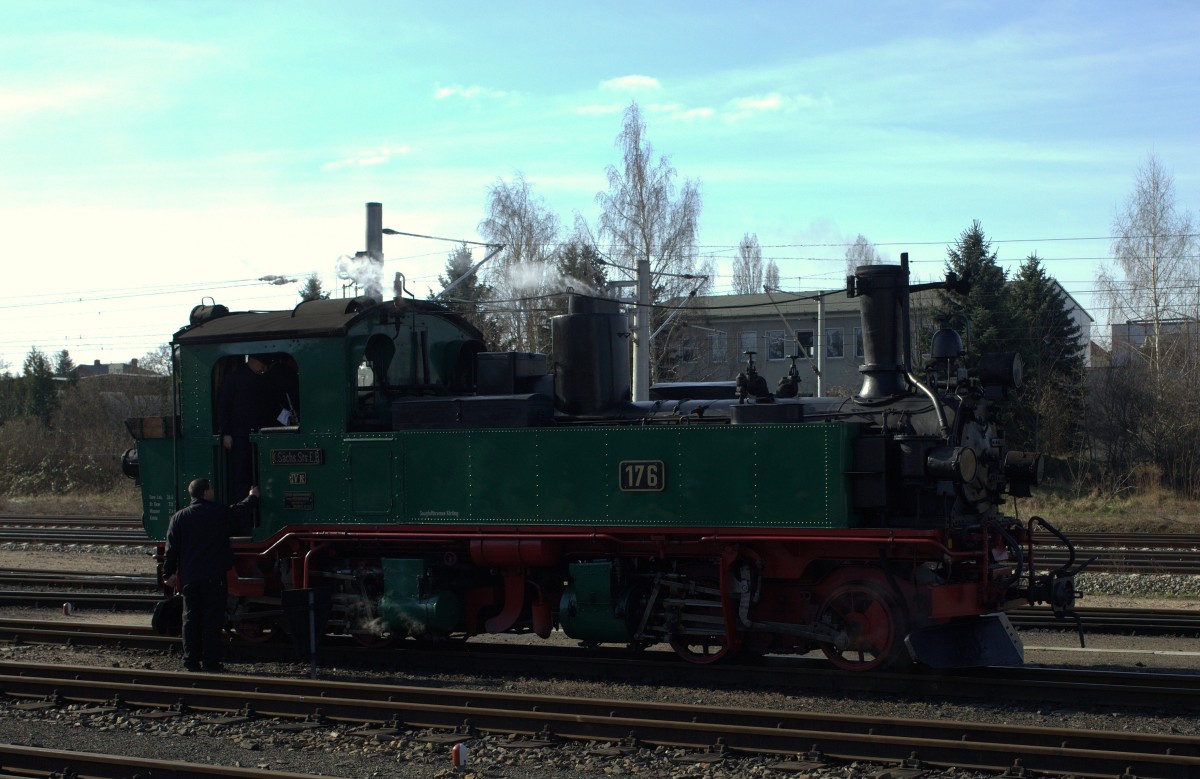 Osterstimmung in Radebeul, 5 Lokomotiven im Einsatz.Die IV K 176 für den Osterhasenzug kam aus Radeburg mit dem Planzug  als Schlußlok. 04.04.2015 09:39 Uhr.