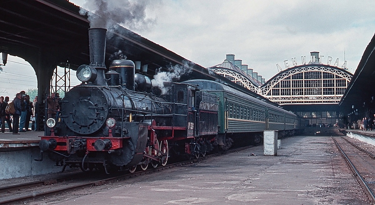 Ow 324 am 09.06.1990 im Moskauer Bahnhof von Leningrad (heute St. Petersburg) vor einem Sonderzug. 1890 wurden die ersten Lokomotiven dieser Baureihe beschafft, 1928 die letzten. Die letzten der über 9.000 Maschinen standen bis 1964 im Dienst.