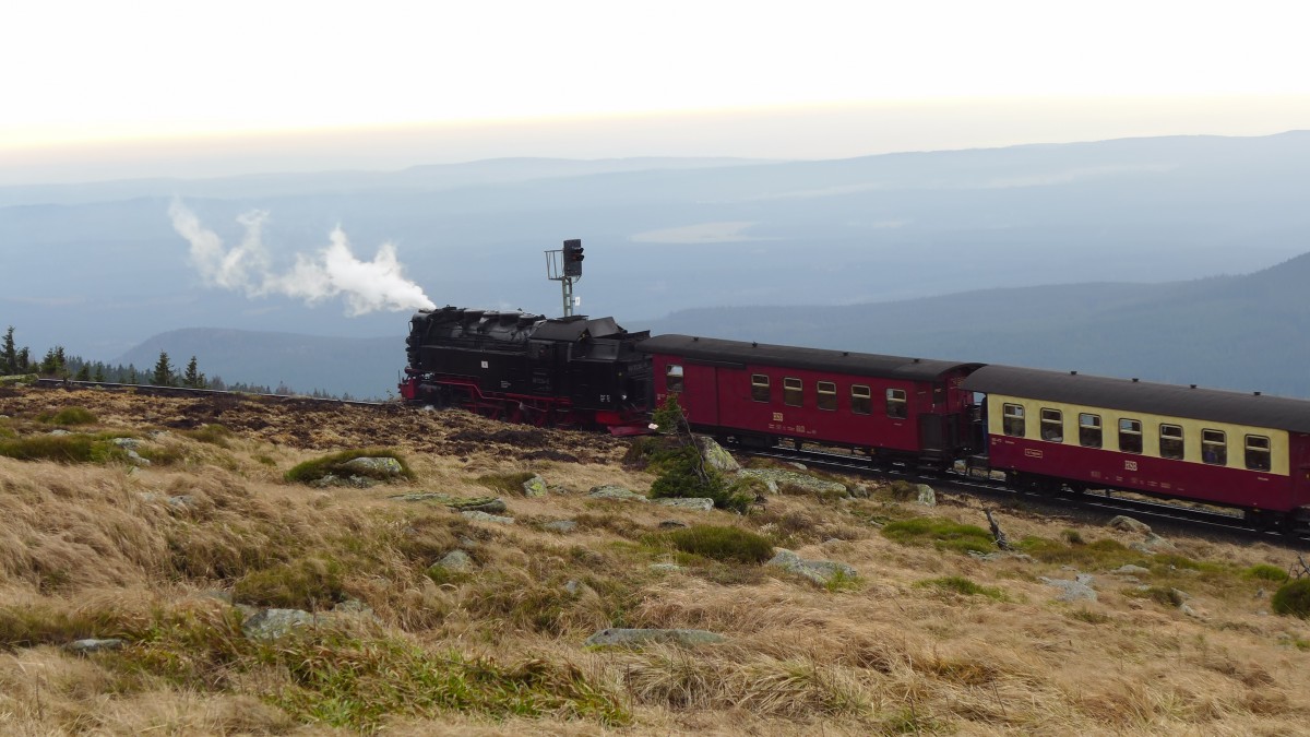 P 8933 mit 99 7234-0 kurz vor dem Ziel auf dem Brocken. (20.12.15)