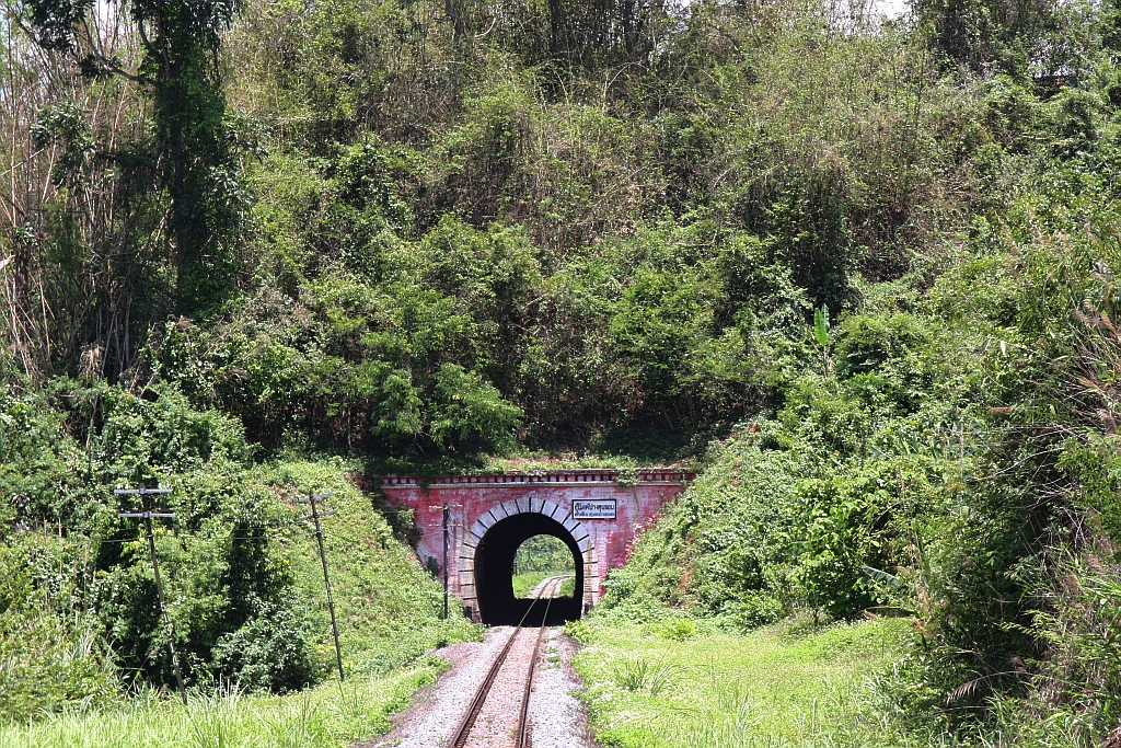 Pang Tub Khob Tunnel am 19.Mai 2018. Der Pang Tub Khob Tunnel liegt im Steckenkm. 513,72 - 513,84, und ist mit 120,09m Länge der kürzeste der 7 thailändischen Eisenbahntunnels.