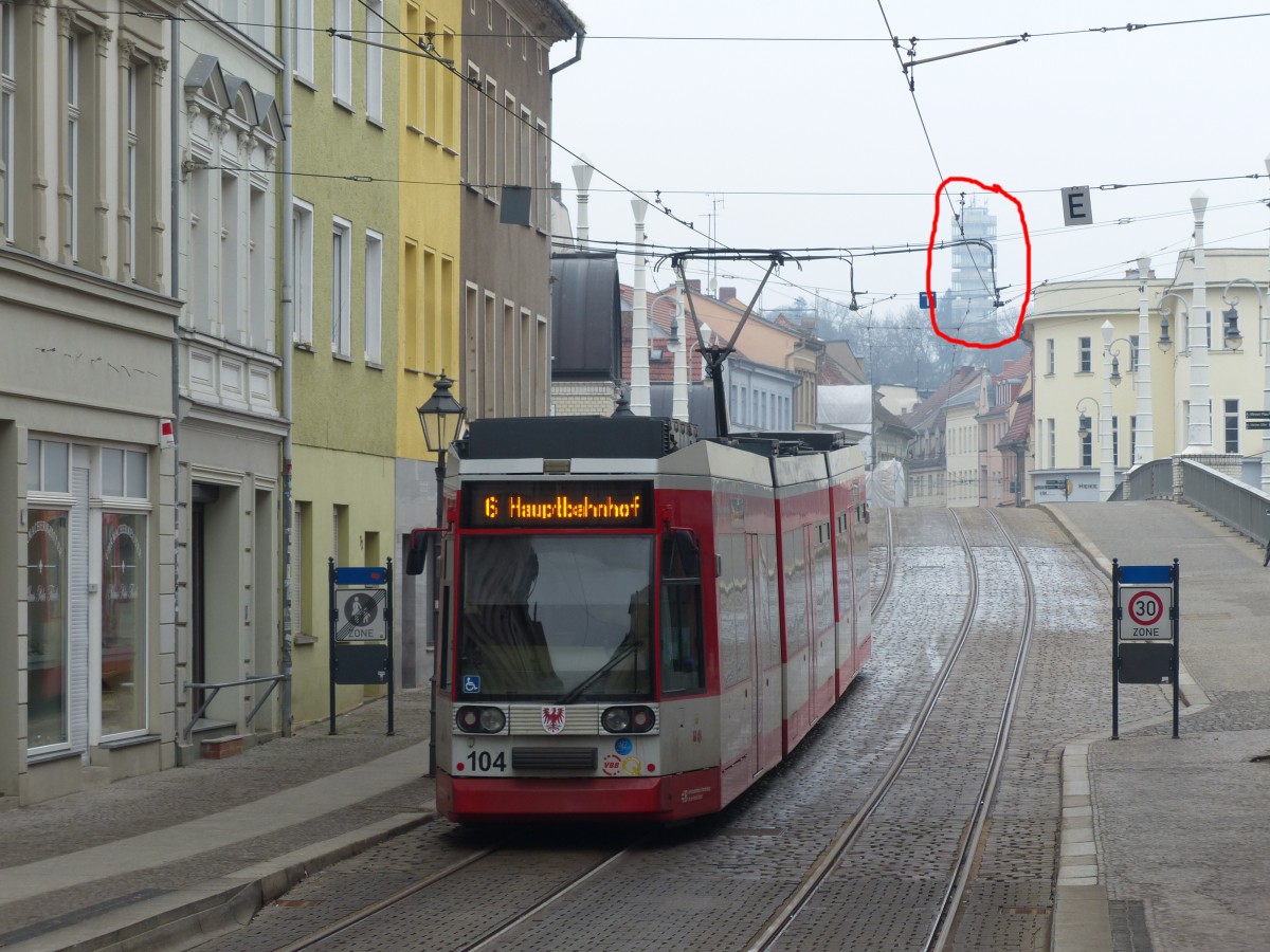 Panoramafreiheit? Würde diese abgeschafft, so wären die Risiken kaum beherrschbar. Jedes Haus, jede Statue, jedes Kunstwerk hat einen potenziellen Rechteinhaber, den man um Erlaubnis bitten müsste. Die Friedenswarte, im Bild hervorgehoben, wurde 1974 erbaut und genießt somit urheberrechtlichen Schutz. Zu Recht, keine Frage - niemand soll den Turm einfach nachbauen. Dennoch wird er hin und wieder auf Fotos erscheinen.

Auf Bahnbilder.de müssten 600.000 Bilder auf potenziell urheberrechtlich geschützte Bauwerke geprüft werden - dabei könnten welche übersehen werden (wie verhält es sich mit der im Jahre 1993 neu errichteten, im Bild zu sehenden Jahrtausendbrücke?)

Der im EU-Parlament eingebrachte Vorstoß zur Abschaffung der Panoramafreiheit macht das Betreiben von Fotowebseiten zu einem unkalkulierbaren Risiko. Bahnbilder.de müsste - und das ist keine Übertreibung - geschlossen werden.

Foto vom 15.2.2015, Brandenburg an der Havel