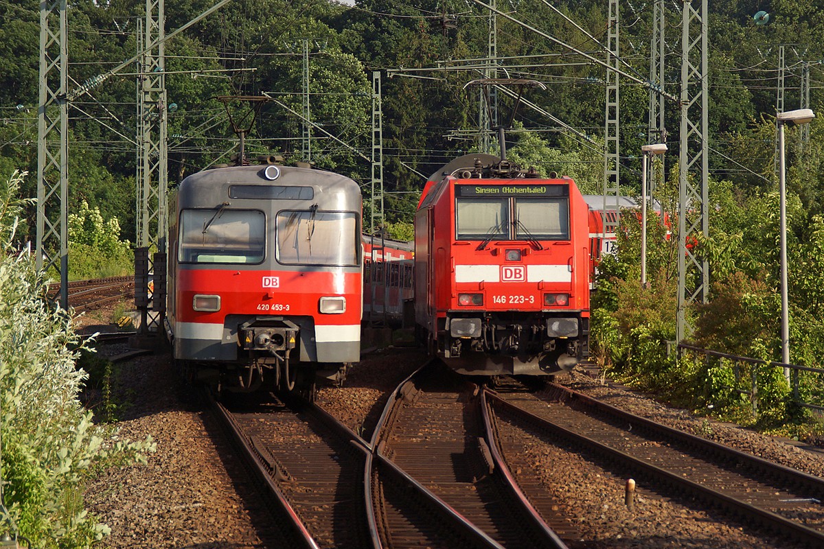 Parallelausfahrt der 420 453-3 als S-Bahn-Linie S2 nach Filderstadt und der 146 223-3 als RE nach Singen. Aufgenommen in Rohr am 12.06.2014.