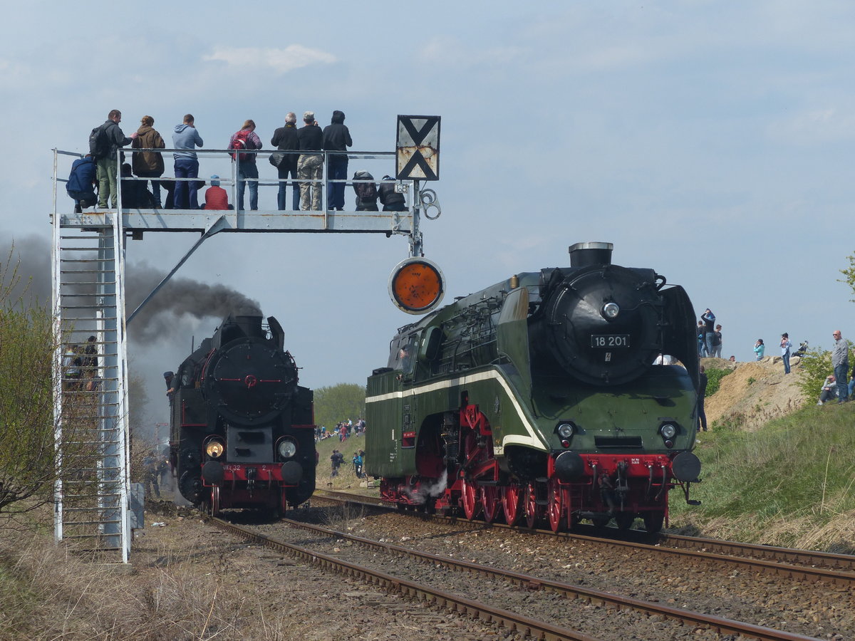 Parallelfahrt von 18 201 und Okz32-2 (aus Chabówka). Dampflokparade Wolsztyn, 30.4.2016
