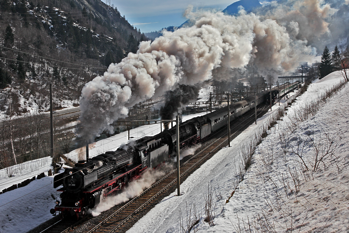 Parallelfahrt der beiden Sonderzüge am Gotthard bei Rodi.Rechter Zug mit der 50 3673,linker mit der 01 202 und der 01 1066-7.Bild vom 7.3.2015