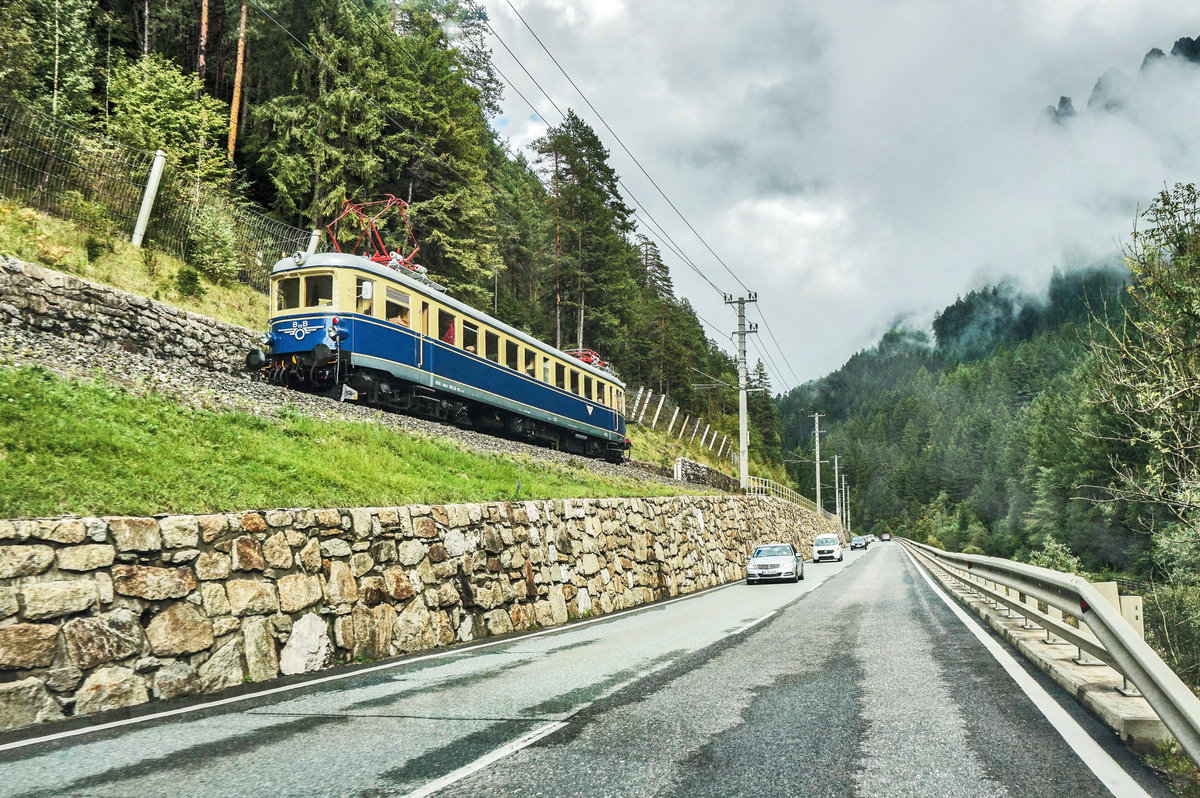 Parallelfahrt mit 4042.01 der NBiK zwischen Thal und Lienz. 
Unterwegs war der Zug als SR (Sillian - Lienz).
Aufgenommen am 16.9.2017.