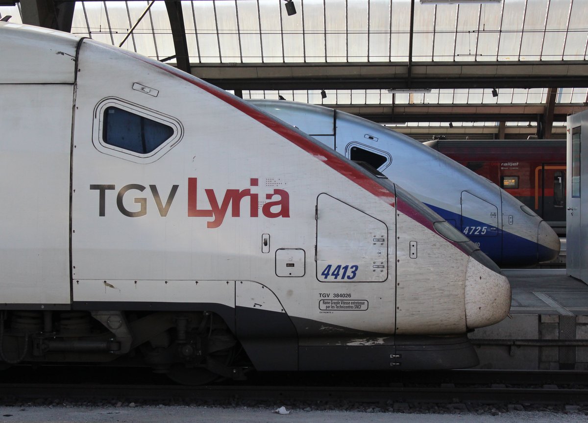 PARIS GARE DE LYON? Falsch, der versteckter Railjet im Bild verrät dass es entweder im Hbf München oder im HB Zürich entstanden ist. SNCF TGV Duplex Rame 4725 als TGV von Paris-Gare de Lyon nach Zürich HB traf am 18. Oktober 2017 im HB Zürich den SBB TGV POS Rame 4413 als TGV von Zürich HB nach Paris-Gare de Lyon. 