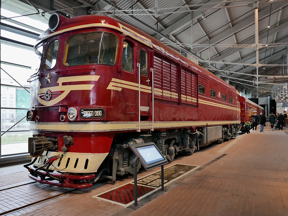 Passagier-Diesellok ТЭП60 0190, Baujahr 1967, im Russischen Eisenbahnmuseum in St. Petersburg, 4.11.2017 