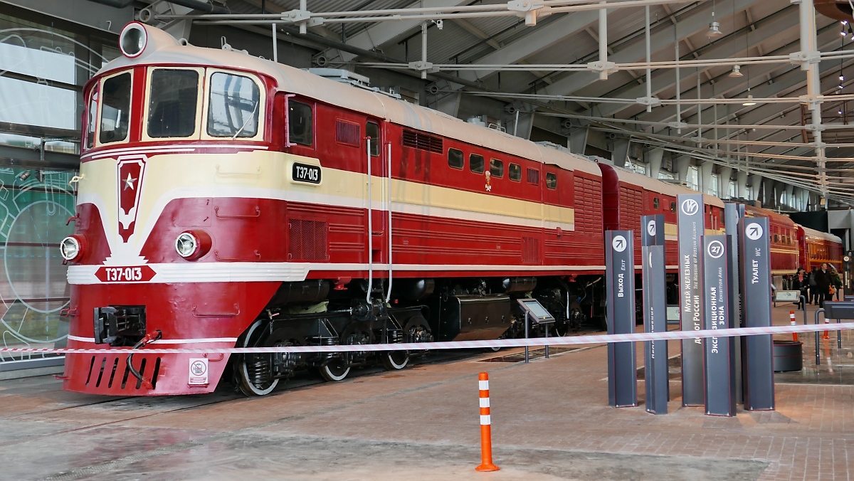 Passagier-Diesellok ТЭ7-013, Baujahr 1960, im Russischen Eisenbahnmuseum in St. Petersburg, 4.11.2017 