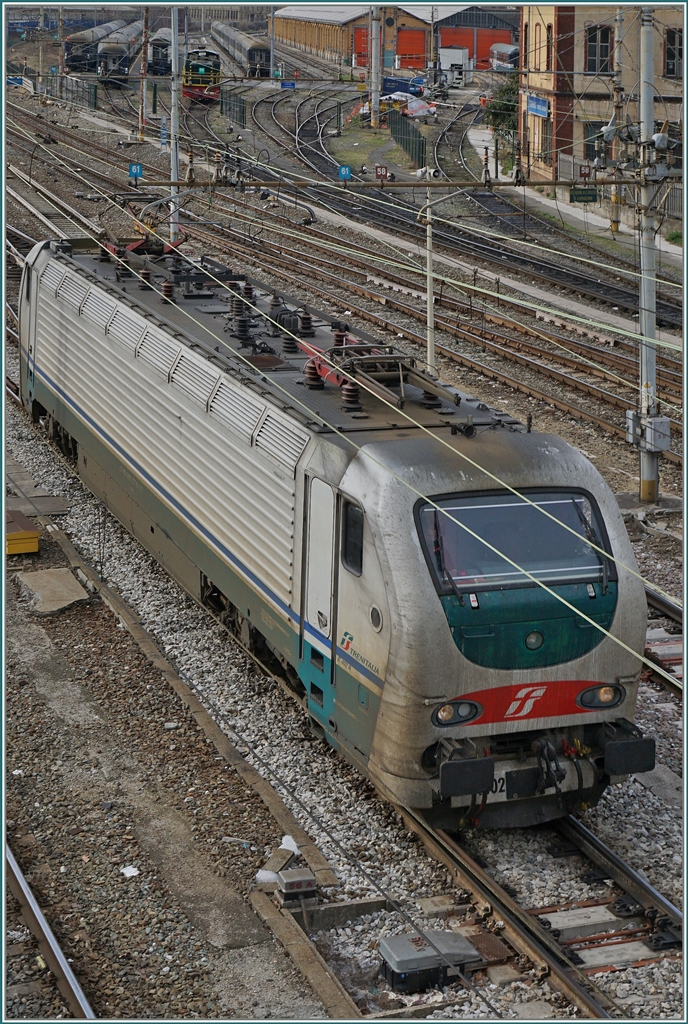 Passte nur knapp aufs Bild, die FS E 402 171 beim Manöver in Torino PN.
9. März 2016