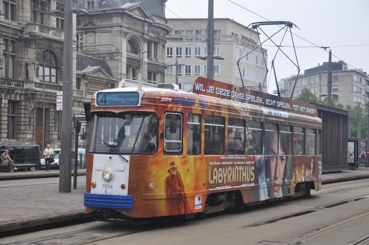 PCC 7026 von DE LIJN Antwerpen mit Werbung für Labyrinthus, aufgenommen 10/07/2014 am Haltestelle Nationale Bank