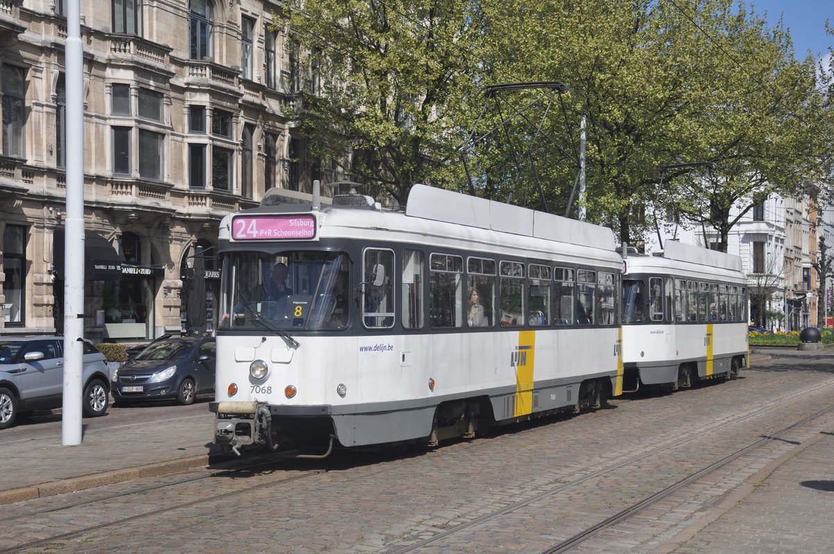 PCC 7068 und 7140 auf Linie 24 aufgenommen 17.04.2017 am Haltestelle Museum, durch Arbeiten an der Kehrschleife Antwerpen-Zuid, wurden die Straßenbahn umgeleitet über die Linie 4 von Nationale Bank nach Bolivarplaats und fuhr nicht bis Endstation Schoonselhof