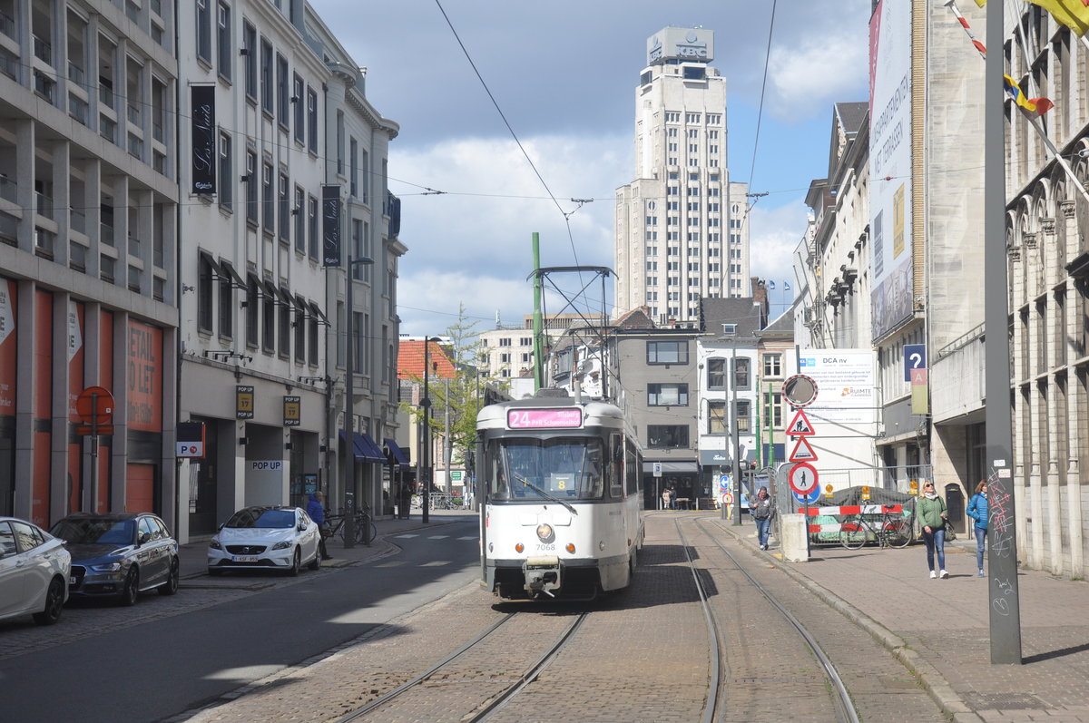 PCC 7068 und 7140 auf Linie 24 aufgenommen 17.04.2017 am Lange Gasthuisstraat, durch Arbeiten an der Kehrschleife Antwerpen-Zuid, wurden die Straßenbahn umgeleitet über die Linie 4 von Nationale Bank nach Bolivarplaats und fuhr nicht bis Endstation Schoonselhof