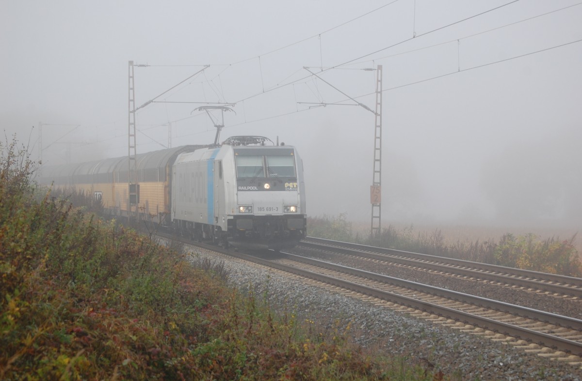 PCT 185 691-3 mit einem ARS-Autozug am 21.10.2012 zwischen Einbeck-Salzderhelden und Kreiensen