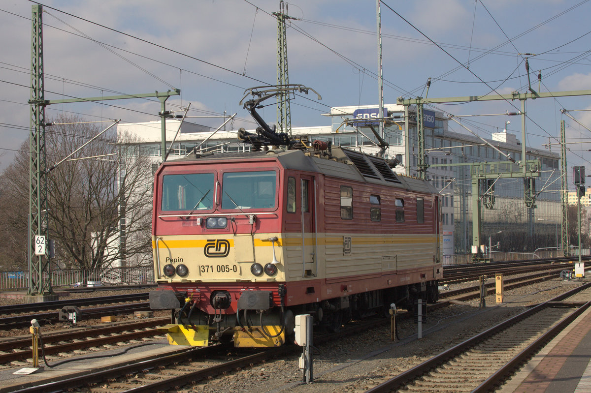  Pepin  , 371 005-0, wartet am Hbf Dresden auf den nächsten Eurocity nach Prag. 24.03.2017 11:30 Uhr.