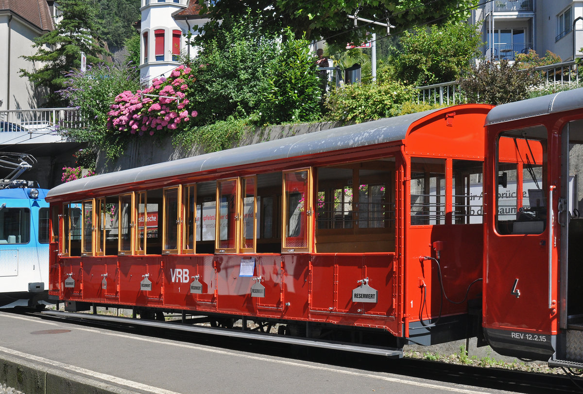 Personenwagen Nr. 1 wartet an der Station in Vitznau. Die Aufnahme stammt vom 19.07.2016.