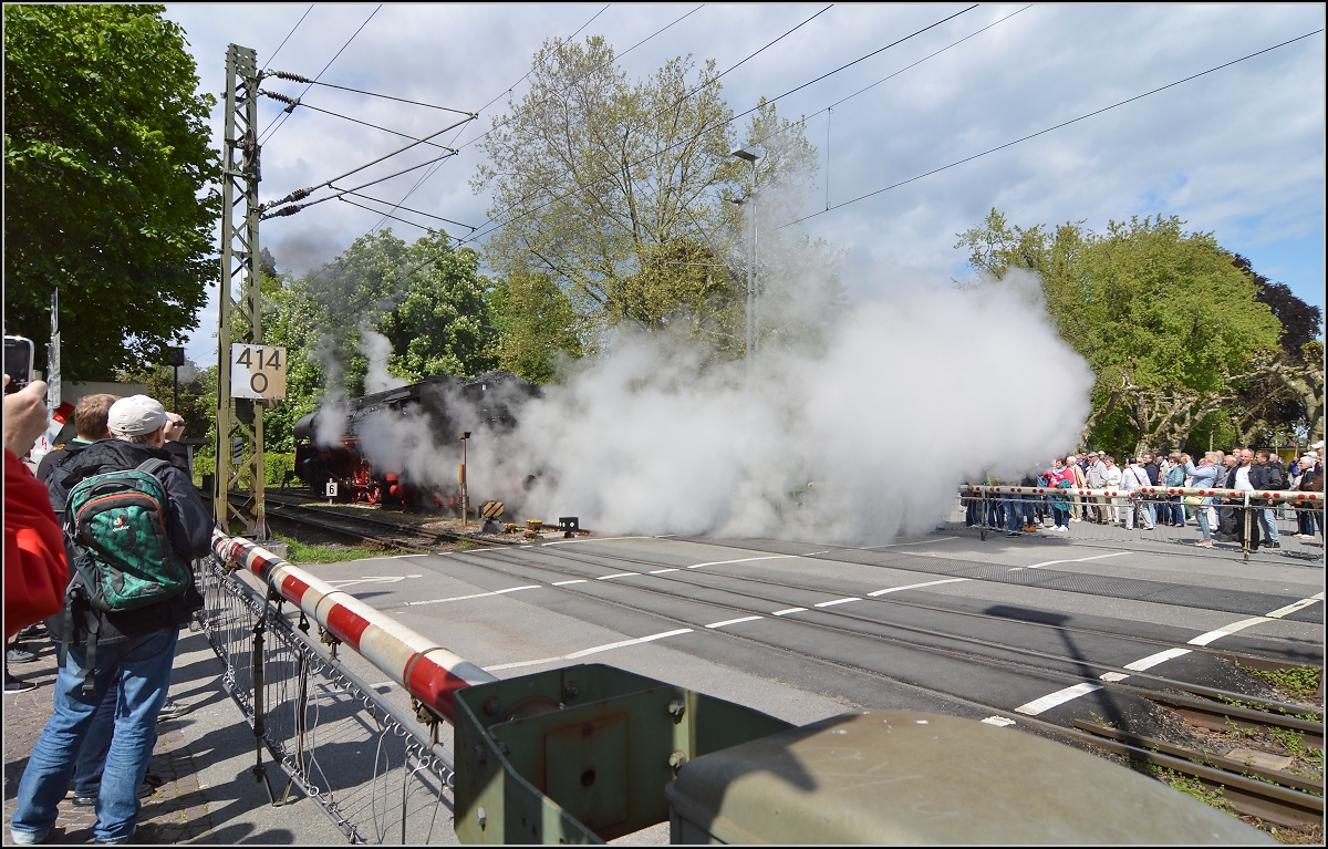 Pfingstausflug der EFZ 01 519 an den Bodensee. Volltreffer, wenn da mal kein Spaß des Personals war, genau die Leute an der Schranke einzunebeln. Konstanz, Pfingsten 2016.