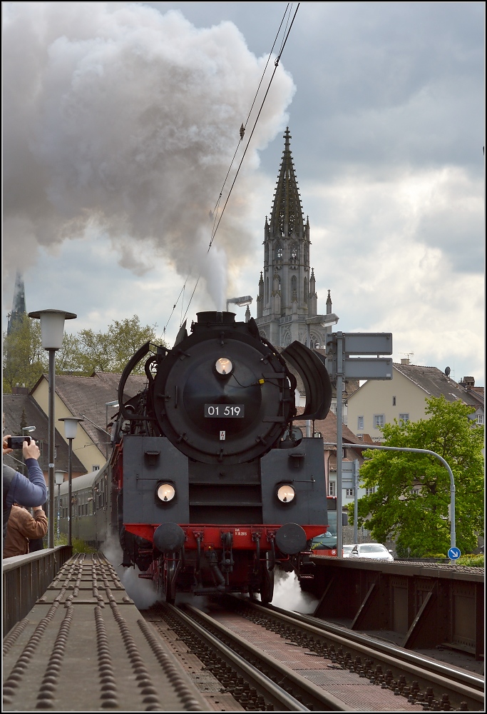 Pfingstausflug der EFZ 01 519 an den Bodensee. Auf der Rheinbrücke bei der Heimfahrt. Konstanz, Pfingsten 2016.