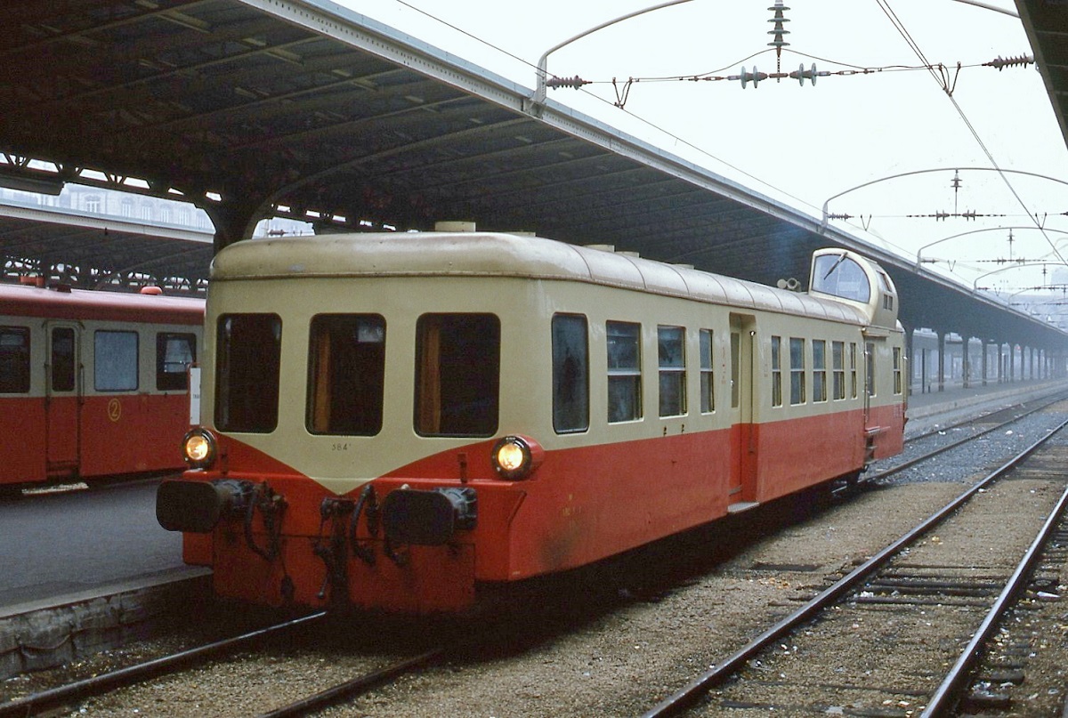  Picasso  X 3841 fährt im April 1984 in Paris Gare de l'Est ein. Der Plandienst der Triebwagen endete 1988, zahlreiche Fahrzeuge blieben bei Museumsbahnen erhalten.