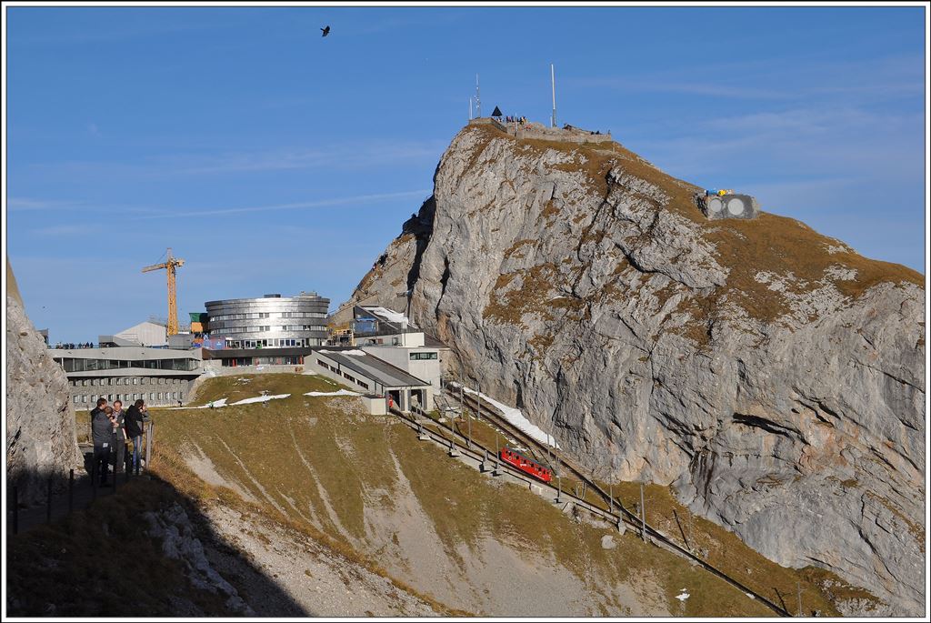 Pilatus Kulm mit Bergstation und dem runden Hotel Bellevue vor dem 2118m hohen Esel.(02.11.2014)