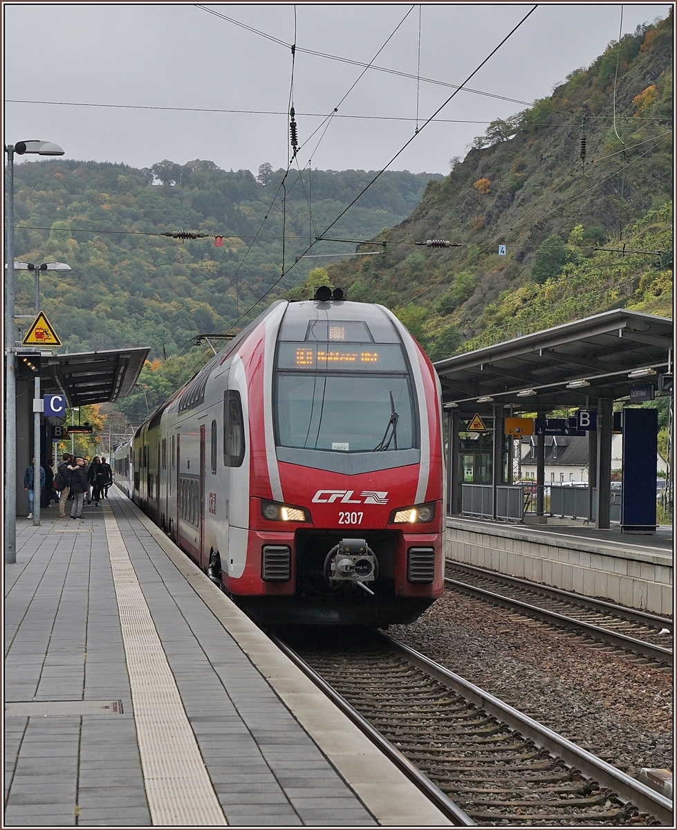 Pixelreicher Oktober - Ferien, sowie Bezug Rückständiger Freitage gepaart mit guten Wetter ergaben einen auserordentlich pixelreichen Oktober:
Bild 1: Der CFL KISS 2307 als RE unterwegs nach Koblenz, erreicht Cochem.
2. Oktober 2017
