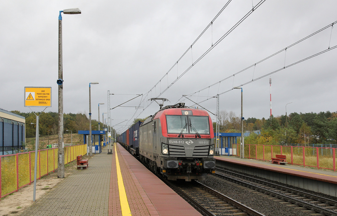 PKP Cargo EU 46-512 passiert am 27. Oktober 2017 den Haltepunkt Slubice.