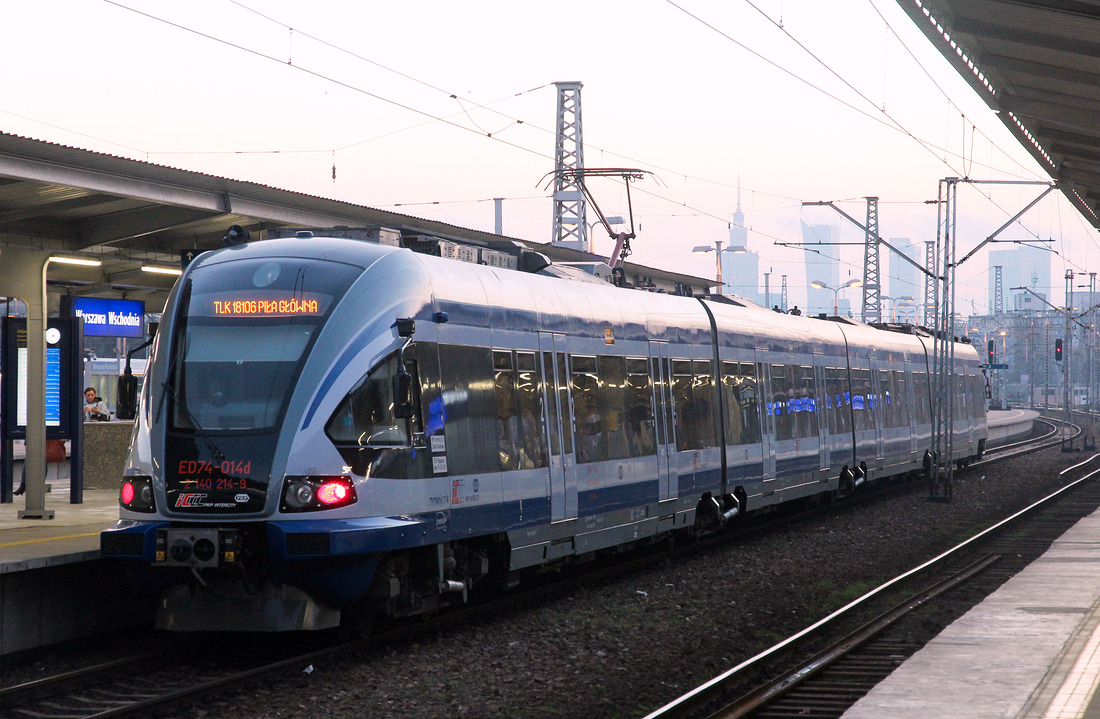 PKP Intercity ED 74-014 als TLK 18106 von Terespol nach Pila Glowna.
Fotografiert am 7. Dezember 2015 im Bahnhof Warszawa Wschodnia.