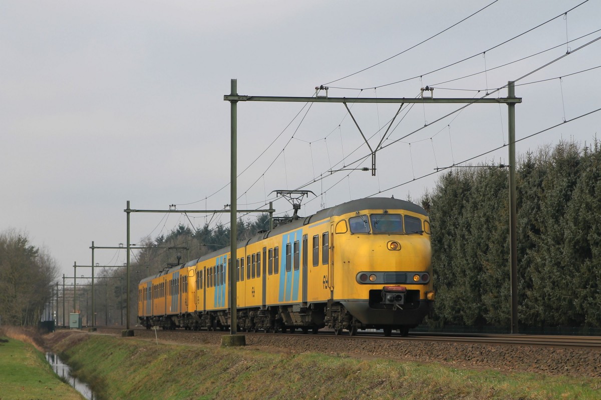 Plan V mit Regionalzug 9637 Nijmegen-Deurne bei Deurne am 26-2-2015.