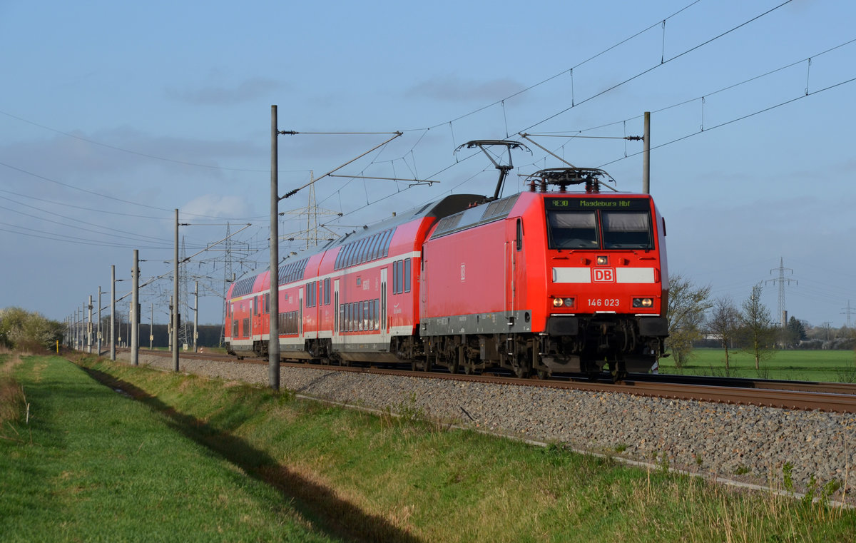 Planmäßig werden zwischen Naumburg und Magdeburg Loks der Reihe 146 eingesetzt. Aus Richtung Halle(S) kommend passiert 146 023 am 06.04.17 Braschwitz.