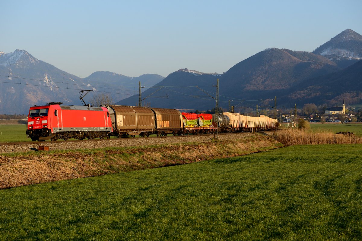 Planverkehr gab es am 29. März 2014 natürlich auch. Das letzte Bild des Tages zeigt 185 397 mit dem EZ 44816 von Salzburg-Gnigl nach München Nord im schönsten Abendlicht bei Bernau.