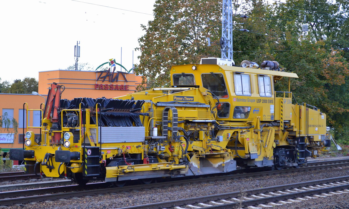 Plasser & Theurer Universalschotterverteil- und Planiermaschine für Gleise und Weichen USP 2000 SWS der DB Bahnbau Gruppe SSP 334 (D-DB 99 80 9425 054-0) am 03.10.18 Berlin-Grünau.