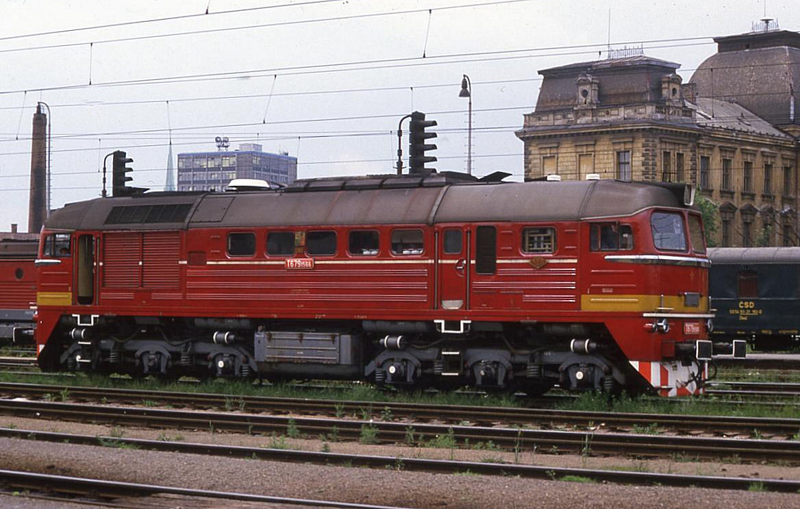 Plzen Gottwaldovo Nadrazi am 20.6.1988.
Im Gleisvorfeld rangiert der äußerlich gut gepflegte Sergej 679186.