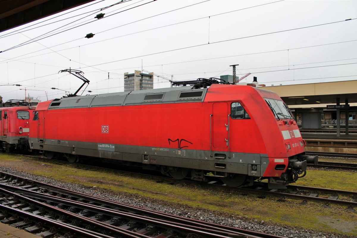 Portrait von der Hamburger 101 074-3, als sie am 07.02.2014 vor der Berliner 140 569-5 in Basel Bad Bf auf Gleis 98 abgestellt wird. Leider wurde die 101 auch schon von Graffitispryern heimgesucht und durch diese beschmiert wurde.