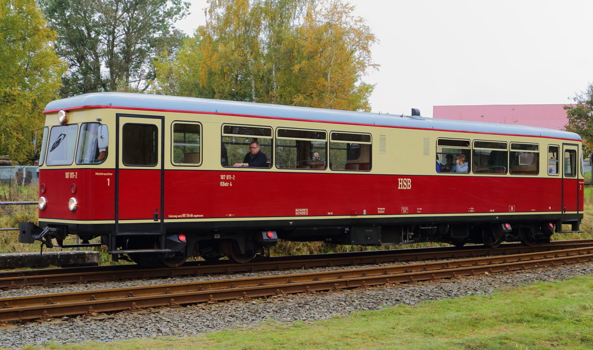 Portrait von Triebwagen 187 011 (Fischstäbchen), aufgenommen am 18.10.2015, während einer Rangierfahrt am Bahnhof Stiege. Unterwegs war er hier als P 8981 von Harzgerode nach Nordhausen Nord.