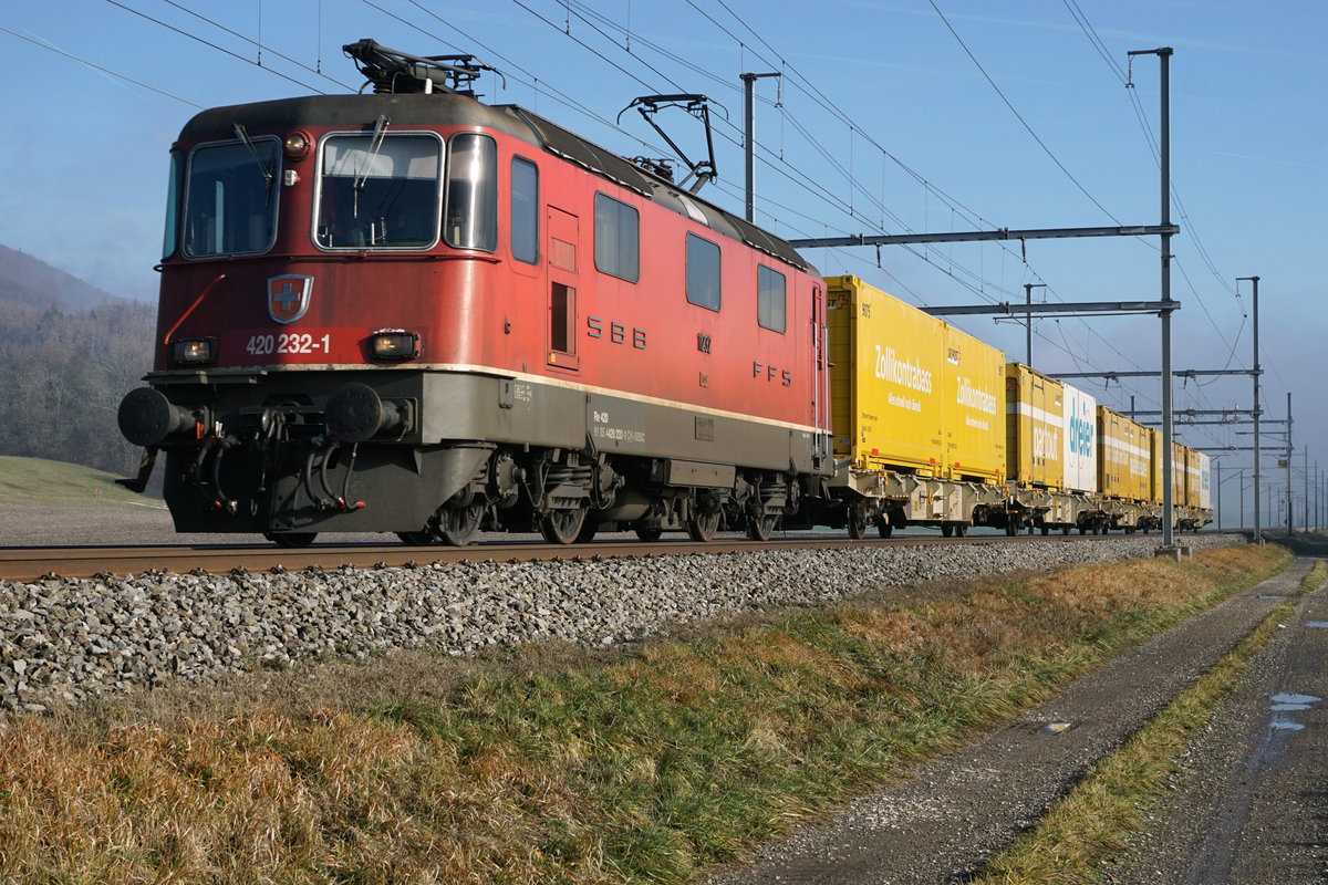 POSTZÜGE
Auf der Jurasüdfuss Linie verkehren die meisten Postzüge mit dem Loktyp Bo'Bo.
Den (zu) vielen Verschrottungen zum Trotz können noch viele verschiedene Nummern beobachtet werden.
Re 420 232-1 mit Postcontainerzug bei Oensingen am 15. Januar 2019.
Foto: Walter Ruetsch 
