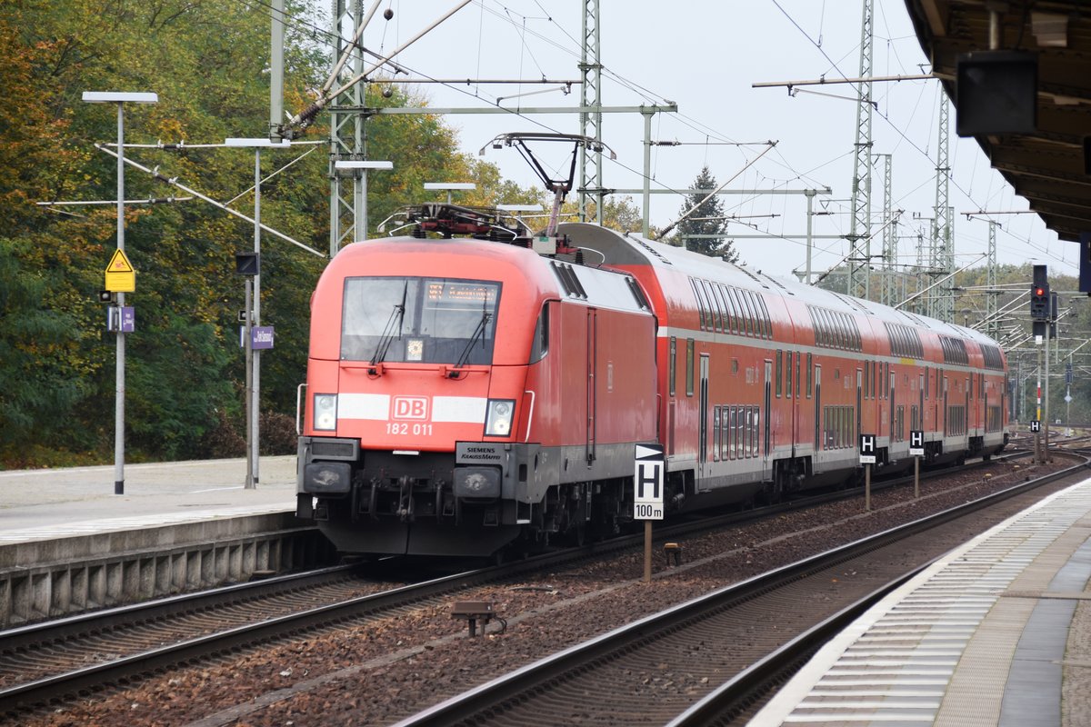 POTSDAM, 26.10.2017, 182 011 als RE1 nach Frankfurt (Oder) im Bahnhof Park Sanssouci