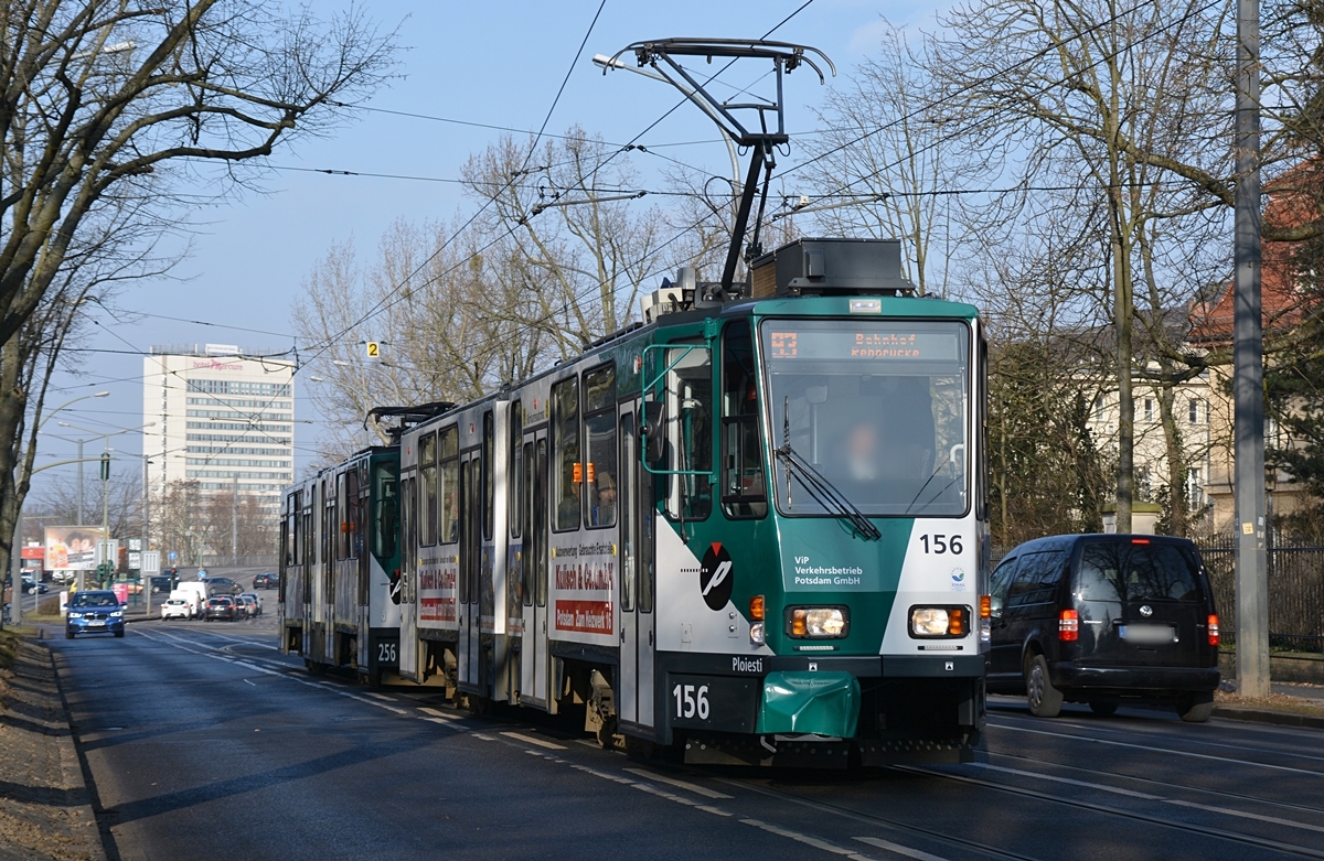 Potsdam, Heinrich-Mann-Allee. Tatra KT4DMC-Traktion (Wagen 156 + 256) als Linie 93 nach Bahnhof Rehbrücke. Die Aufnahme stammt vom 15.02.2018.