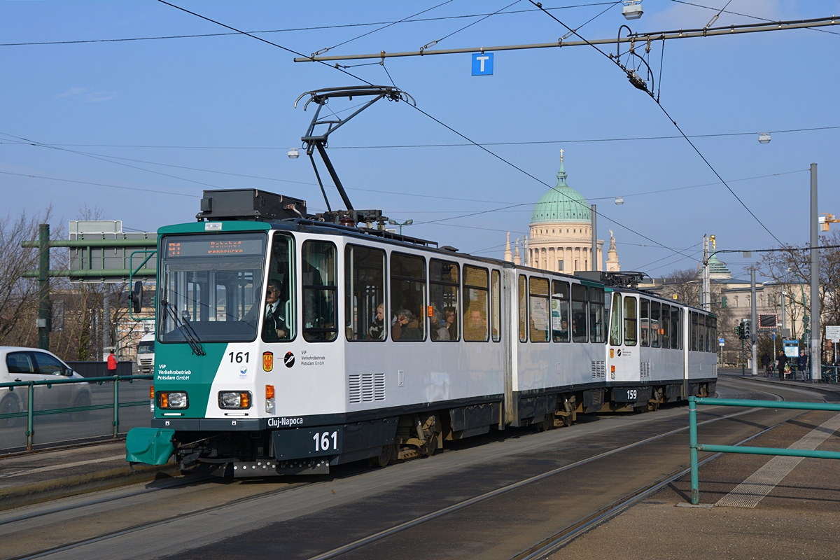 Potsdam, Heinrich-Mann-Allee. Tatra KT4DMC-Traktion (Wagen #161 und #159) steht an der Haltestelle Lange Brücke. Die Aufnahme stammt vom 15.02.2018. 