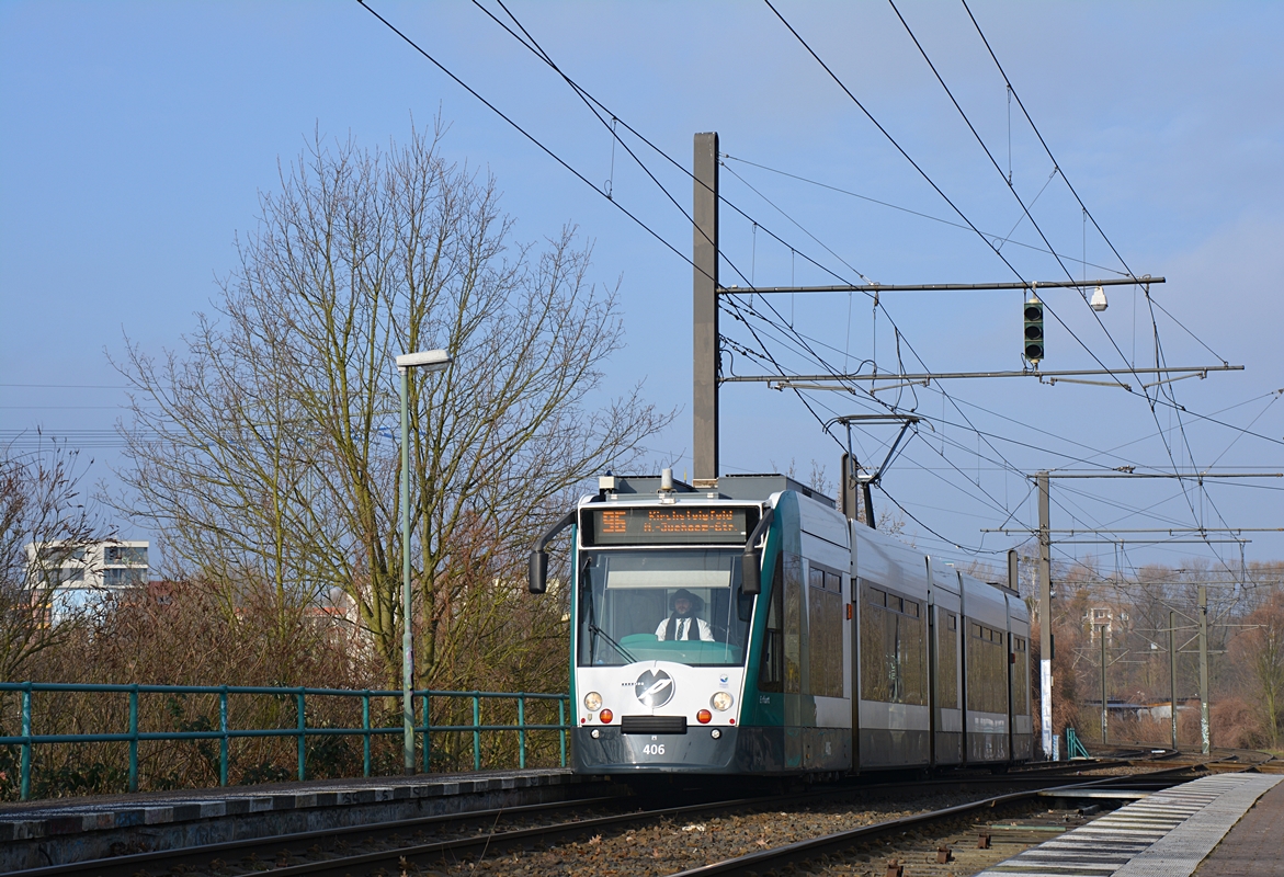 Potsdam. Siemens Combino #406 erreicht die Haltestelle Abzweig Betriebshof ViP. Die Aufnahme stammt vom 15.02.2018. 