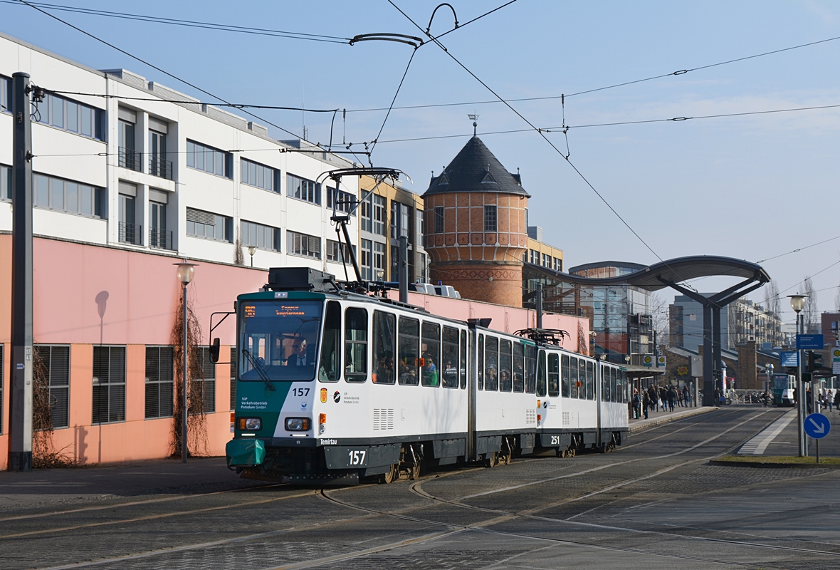 Potsdam, Tatra KT4DMC-Traktion (Wagen #157 + #251) verlässt die Haltestelle S Hauptbahnhof. Die Aufnahme stammt vom 15.02.2018. 