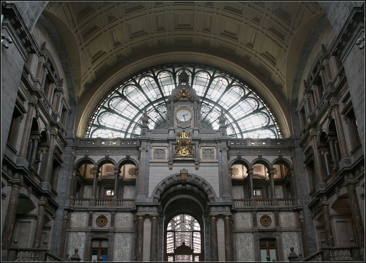 Prachtbau -

Blick in die Bahnhofshalle von Antwerpen Centraal.

18.06.2016 (M)