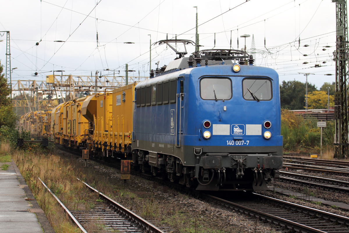 Press 140 007-7 durchfährt mit einem Bauzug Duisburg-Entenfang 19.10.2016