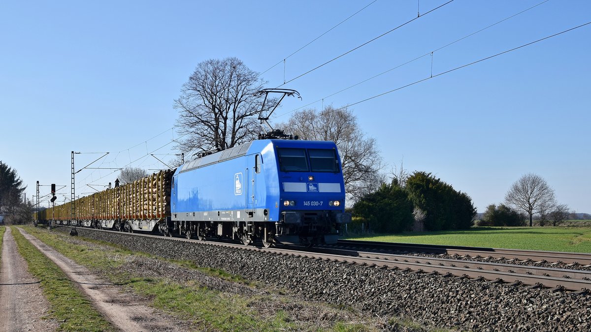 PRESS 145 030 (145 085) mit Holzzug in Richtung Hannover (bei Stadthagen, 27.02.19).