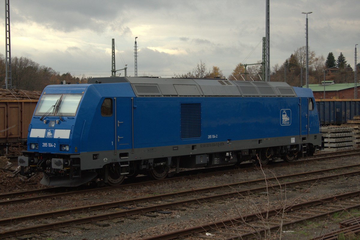 Press Diesellok im Güterbahnhofsbereich in Plauen. Aufgenommen wurde die 285 104-2 am 09.11.2015