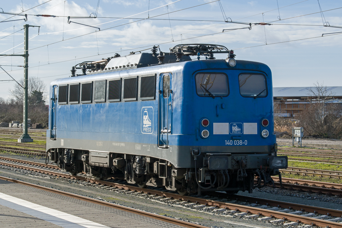 PRESS E-Lok 140 038 mit Bügel ab in Bergen auf Rügen. - 12.02.2019