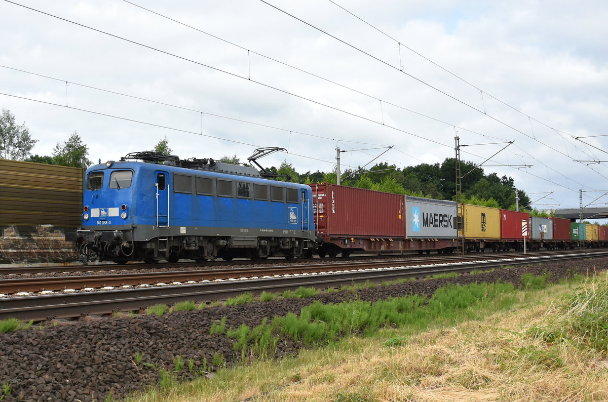 PRESS mit der 140 038-0 unterwegs mit einem Containerzug in Richtung Lüneburg. Höhe Bardowick, 12.06.2018.